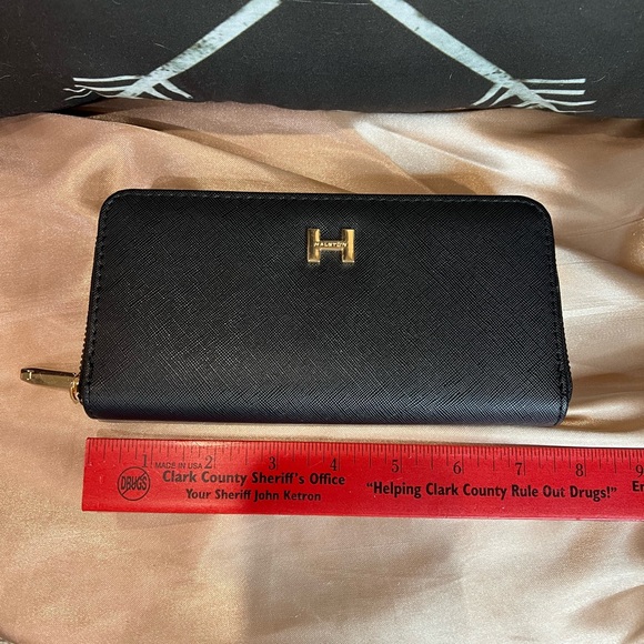 NWOT Halston wallet - Picture 4 of 6